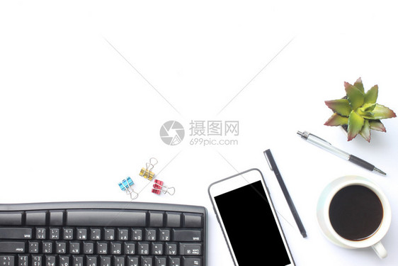 键盘智能手机笔记本茶咖啡笔和用品放在办公室白桌上并有供设计使用的复制空间一种的平坦图片