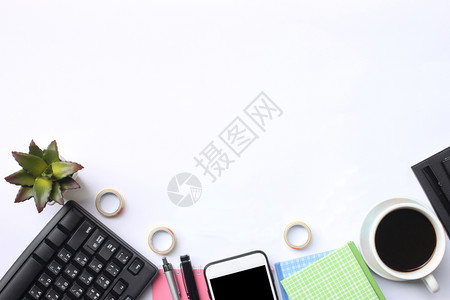 键盘智能手机笔记本茶咖啡笔和用品放在办公室白桌上并有供设计使用的复制空间白色工作场所技术图片