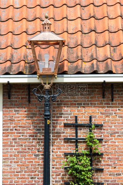 旧古老的街灯对砖房电华丽的金属图片
