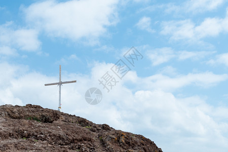 在崎岖的山顶上与蓝天和蓬松的白云交叉天空爬坡道灵图片