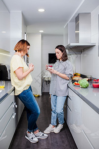 午餐积极妇女在厨房里准备健康食品与蔬菜一起在厨房里玩蔬菜享受娱乐概念饮食营养一顿饭图片