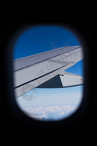 喷射码头云在引擎和机翼上寻找空中飞机窗外图片
