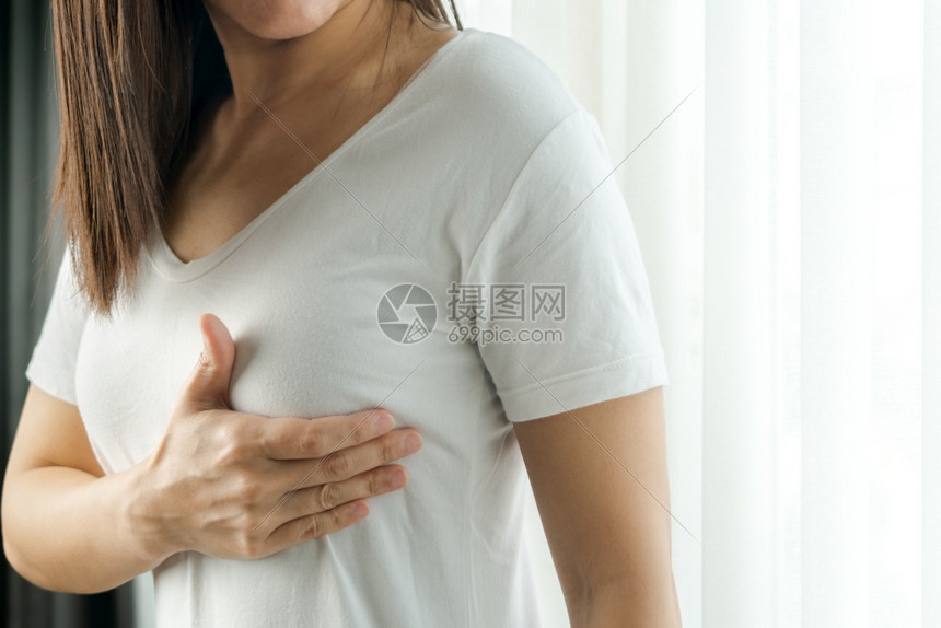 妇女用手检查胸腔上乳腺的肿块以发现乳腺癌症状妇女保健概念自己胸部组织图片