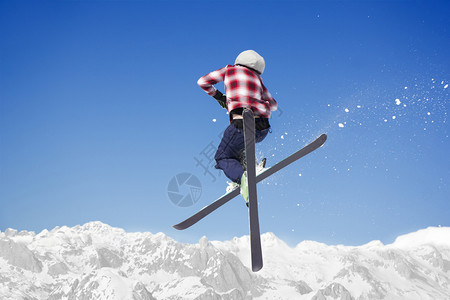 在雪上飞跃的滑雪者图片