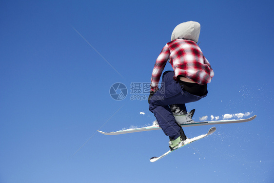 在雪上飞跃的滑雪者图片