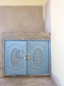建设者旧蓝柜子正在建造的房屋厨水池下安装在建筑中的水泥集合图片