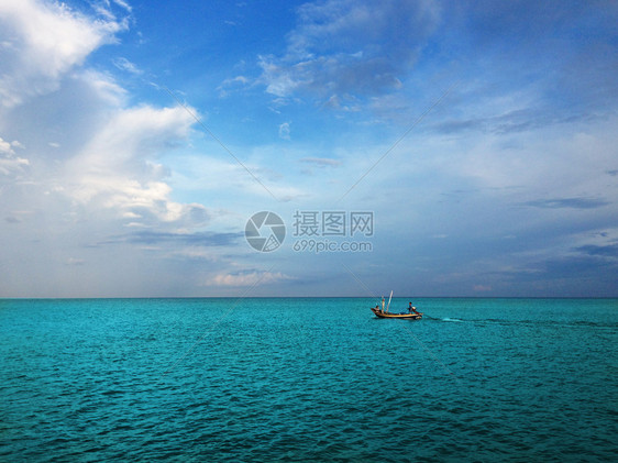景观晴天美丽在海上的渔船图片