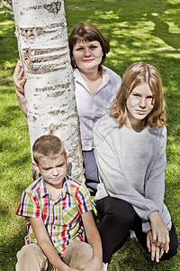 黑色的最幸福母亲与女儿和子坐在绿草地上父母堤图片