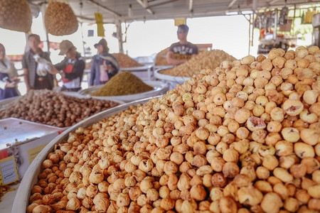 伊朗当地市场销售的有机干果和坚店等大量有机干果无花棕色的贸易图片