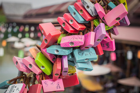 栅栏浪漫的泰国旅行中生锈的五彩色名牌锁快乐的图片