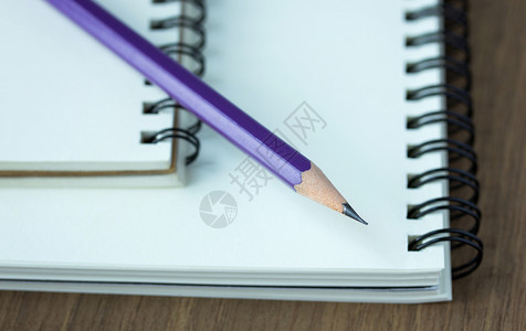 桌子文档关闭木制表格上的铅笔和螺旋记本选择焦点目的图片