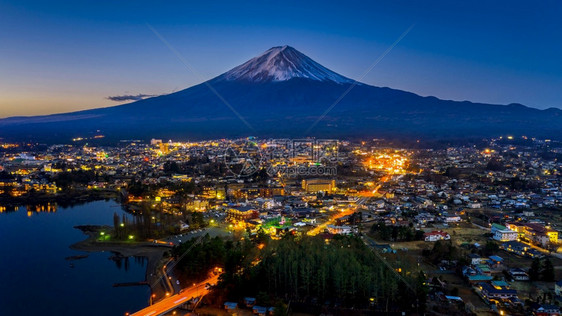 旅行天际线藤山和川口子市在晚上日本景观图片