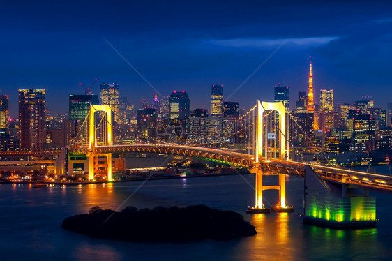 建造日本东京与彩虹桥和塔连接的天际线路台场图片