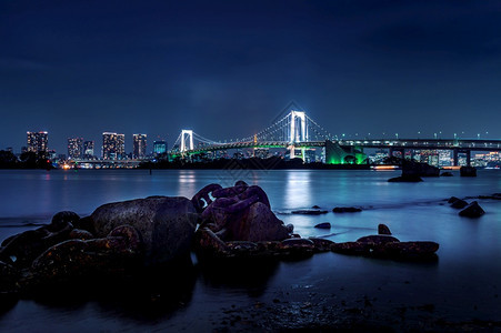 办公室街道港口日本东京与彩虹桥和塔连接的天际线图片