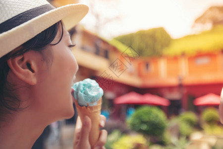 朋友们肖像甜点美丽的女人在暑假时抱着吃冰淇淋和图片