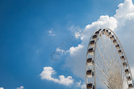 红色的抽象夏天白色大发轮蓝天空尖云彩背景的白羽轮图片