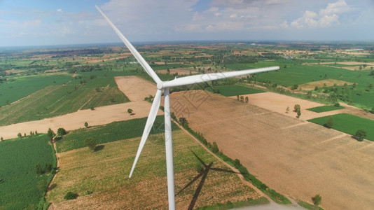 航拍农田里的风力发电机图片