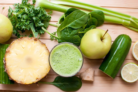 饮食营养丰富菠菜木材上有机绿色脱毒树脂图片