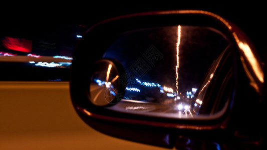 骑术动态的曲线夜间交通从冲浪汽车运动的窗口中拍摄灯光模糊图片