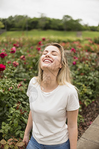 白色的复制快乐女子站立花园环境的图片