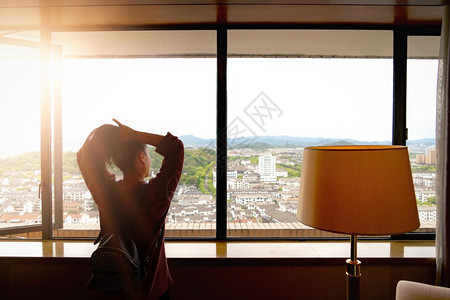 吸引力旅游女人从窗户望去头发紧绷活的图片