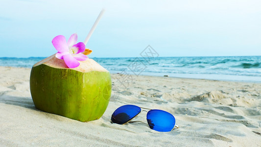 太阳镜岛热带一个椰子和太阳眼镜在海滩上假日图片