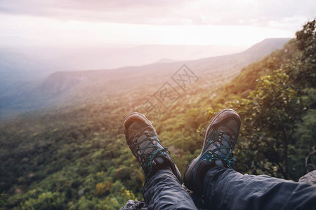 男人背包顶峰在山上旅行的观光客图片