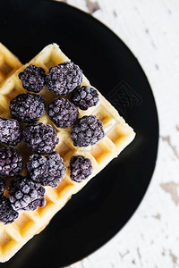 心美味和丽的比利时华夫饼黑莓更贴近的比利时华夫饼黑莓铁早餐图片