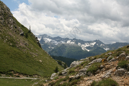 首脑结石冰川从里托姆地区对瑞士阿尔卑斯山的视图图片