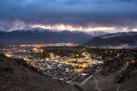 旅行山最佳北部LehLadakh区夜间时市风景美丽的城图片