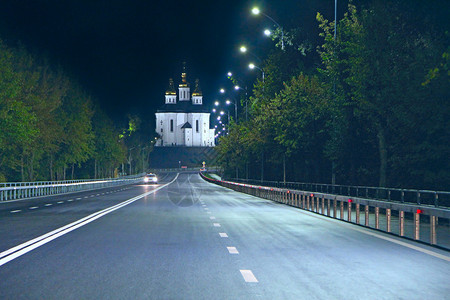 正统美丽的教堂背景上夜间公路有标记的空路夜间灯光下的东正教堂夜间道路上的标记夜间柏油路进入切尔尼戈夫市夜间公路美丽的教堂背景上空图片