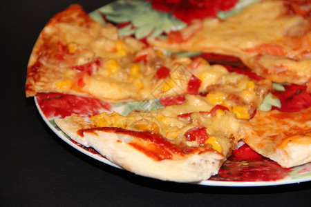烘烤的蔬菜黑暗新鲜开胃披萨的切片在黑底彩色盘子上配有美味食品的多盘子上配有美食品的薄饼在黑底盘子上吃着味道的披萨图片