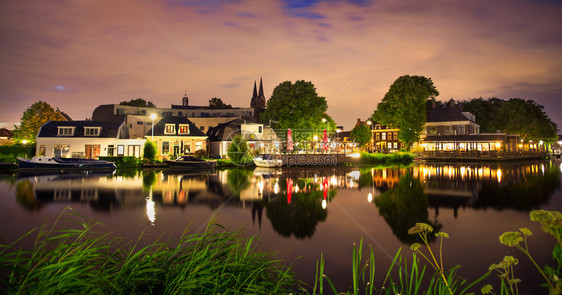 首都荷兰Uithoorn小村庄美丽的夜晚湖面反射在荷兰Uithoorn的小村庄著名旅游图片