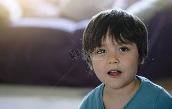 头发女健康孩子的头部中肖像快乐的孩子用微笑脸看着相机开诚布公的可爱小男孩在家中放松积极的图片