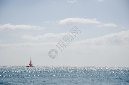 船金丝雀在西班牙加那利群岛大海岸边漂浮的水域上独自游艇浪漫的图片