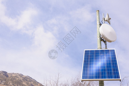 车站网络无线的小天助推器带有太阳能电池板在山区图片