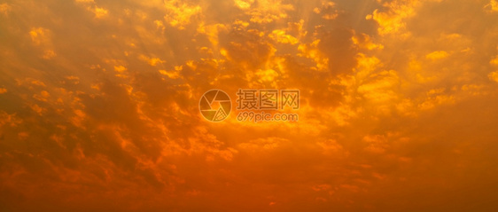 黄色的生活美丽日落天空黄金夕阳云彩的美丽模式橙色多云天空背景的全场美丽在大自然中的美丽强大而精神般的美上帝图片