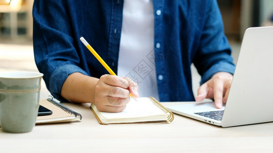无线的在教育学习家工作使用笔记本电脑在上写手成人男学生在线习课程成年男学生在线习课程的男人图片
