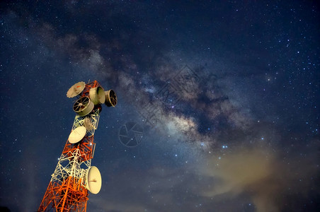 星探索天文学夜间有银河背景的电信站发射塔和银河背景的电讯站传送塔和电讯站图片