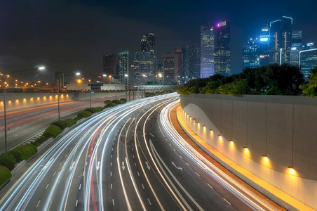 挤接触运动模糊新加坡在高峰时间忙碌的公路和城市背景车上有机动辆新加坡市高速公路新加坡市高速公路上的汽车牌图片