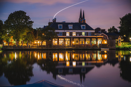 欧洲荷兰Uithoorn小村庄美丽的夜晚湖面反射在荷兰Uithoorn的小村庄旅游行图片