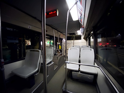 旅游巴士内部的一辆公交共汽车内地空灰色座位没有乘客交通和城市机动车辆无厢图片