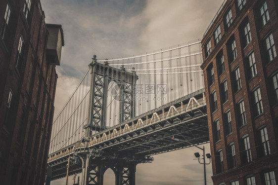 可以看到曼哈顿桥和纽约市的旧砖楼美国市区天线建筑与等观光赏概念Dumbo查看点能够胡同约克图片