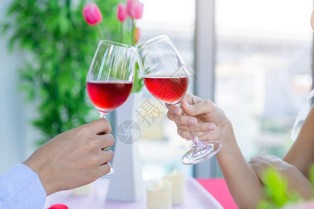 酒精用餐情人节日概念关闭夫妇在餐厅背景的午中浪漫和连着烤面包红酒杯的情侣在餐馆背景浪漫的图片