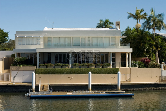 澳大利亚昆士兰Surfers天堂一条水道上的豪华住宅财产棕榈建造图片