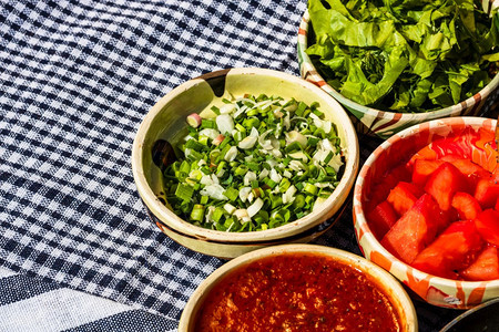 吃新鲜可口各种沙拉成分番茄酱美味的炒鸡蛋和生蔬菜用于健康早餐图片