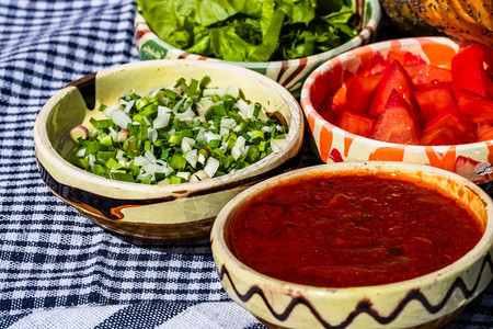 绿色配料各种沙拉成分番茄酱美味的炒鸡蛋和生蔬菜用于健康早餐新鲜图片