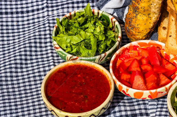 饮食各种沙拉成分番茄酱美味的炒鸡蛋和生蔬菜用于健康早餐收成油炸图片