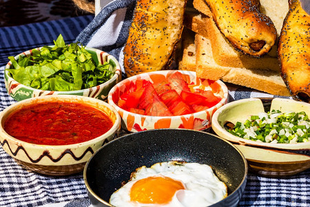 盘子各种沙拉成分番茄酱美味的炒鸡蛋和生蔬菜用于健康早餐油炸自然图片