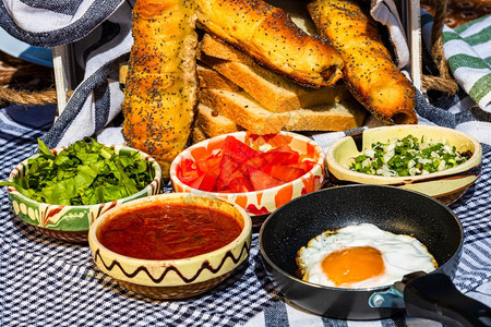 盘子各种沙拉成分番茄酱美味的炒鸡蛋和生蔬菜用于健康早餐白色的胡椒图片